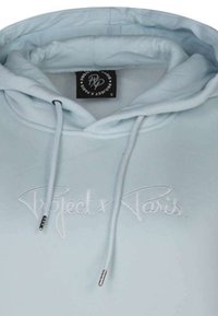 Sudadera azul claro con una textura suave, con el texto bordado en blanco "Project x Paris" en el pecho y cordones con puntas metálicas.