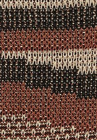 Textil mit Struktur, das vertikale Streifen in Braun, Creme und Schwarz aufweist, mit einem gestrickten Muster und variierender Fadendicke für Tiefe.