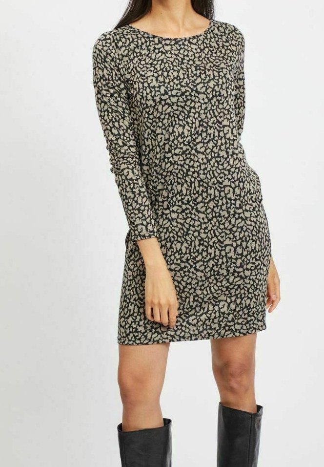 Musta pitkähihainen tiukka mekko, jossa on beige abstrakti leopardi-printti. Pehmeää kangasta, pyöreä pääntie ja rento siluetti.