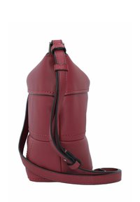 Borsa a spalla in pelle rossa con una superficie liscia, design affusolato, tracolla regolabile e profilo stretto. Presenta cuciture e accenti minimi.