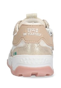 Hellrosa und weiße Sneaker mit strukturierter Oberfläche, schimmernden Akzenten, gepolsterter Schuhkranz und der Prägung "SEI DU SELBST" auf der Ferse.