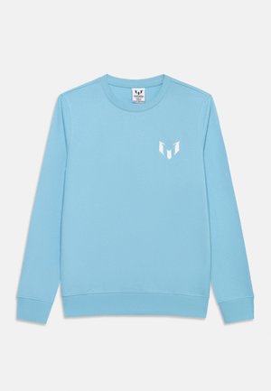 Lyseblå langermet crewneck-genser med liten hvit logo på venstre bryst og ribbestrikkede mansjetter og kant.