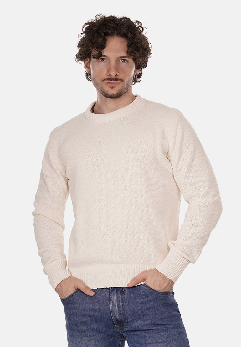 Pullover lavorato a maglia di colore crema con maniche lunghe, polsini e orlo ribattuti. Tessuto testurizzato in evidenza in un design casual.