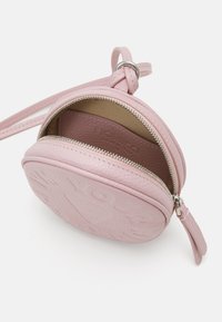 Borsa a tracolla rotonda in pelle rosa con superficie testurizzata, chiusura con zip e foderatura interna. La parte esterna presenta un dettaglio impresso.