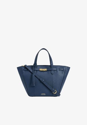Sac à main en cuir bleu marine avec deux poignées supérieures, bandoulière réglable avec un pompon, boucle dorée et petit logo de marque en or.