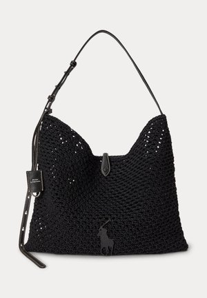 Juoda austinė peties rankinė su odiniu dirželiu, užsegimu su sagtele ir Polo Ralph Laureno logotipu, įspaustu priekyje centre.