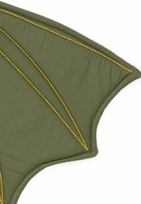 Grön tygvinge med gul söm, har en konturerad form och strukturerad yta. Märkbara sömdetaljer syns över hela ytan.