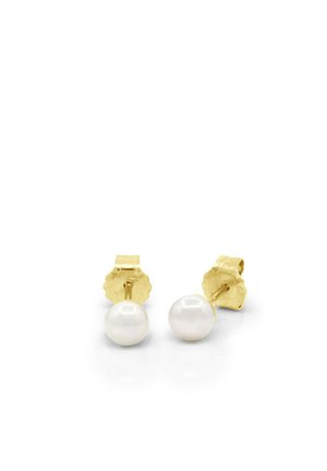 Paire de boucles d'oreilles à clou en or, chacune ornée d'une unique perle blanche ronde, présentée sur une surface blanche réfléchissante.