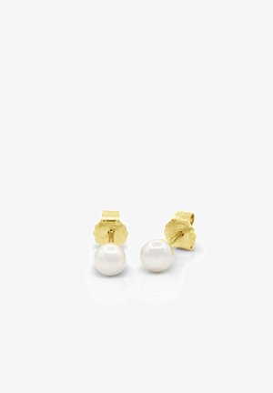 Paire de boucles d'oreilles à clou en or, chacune ornée d'une unique perle blanche ronde, présentée sur une surface blanche réfléchissante.