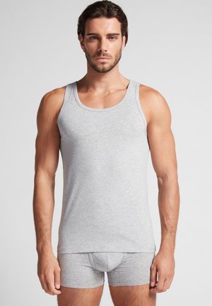 Grauer Baumwoll-Ärmellos und passende Boxer-Briefs. Der Stoff ist glatt mit einem figurnahen Design, das einen Rundhalsausschnitt und minimale Nähte aufweist.