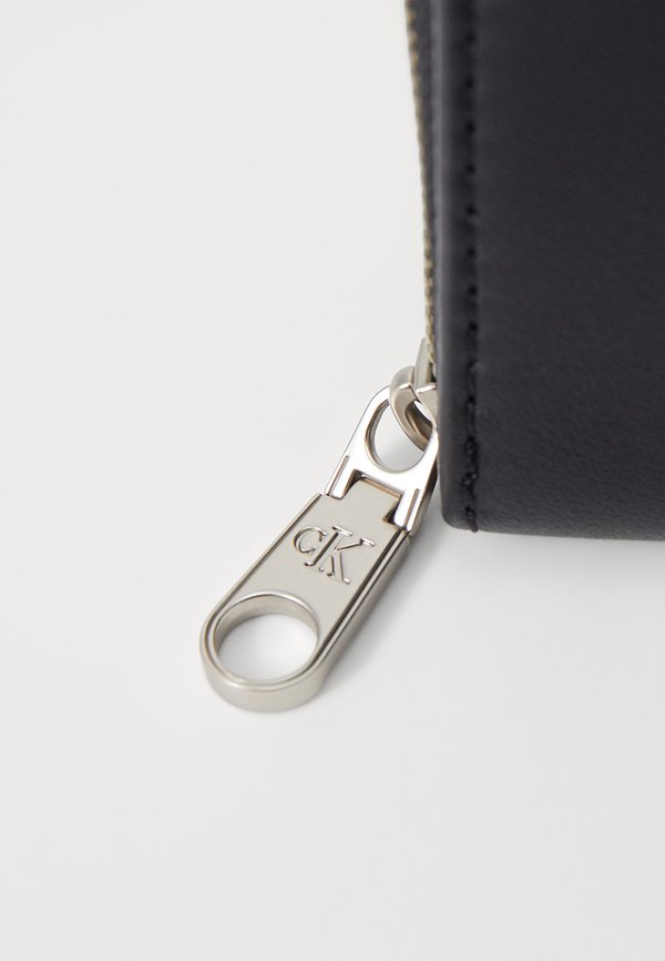 SCULPTED ZIP AROUND - Wallet4