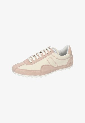 Zapatilla de perfil bajo con piel blanca y superposiciones de ante beige claro, cordones blancos y suela texturizada para uso casual.