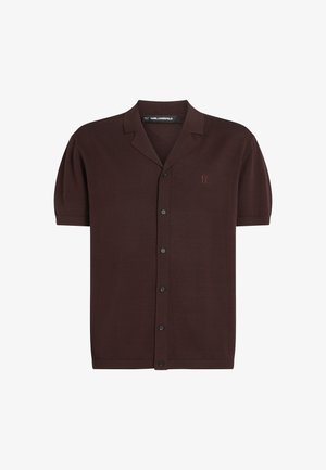 Polo de punto de manga corta, color marrón oscuro, con cuello tipo polo, cierre de botones y logotipo bordado. Textura suave y ajuste entallado.