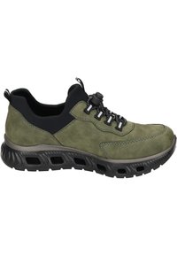 Des chaussures de sport en suede vert avec des accents noirs, une tige texturée, et une semelle noire flexible dotée d'orifices de ventilation sur les côtés et d'un système de laçage sécurisé.