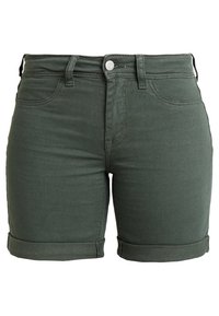 Shorts de denim verde con un diseño ajustado, tiro alto, dobladillos enrollados, bolsillos delanteros y traseros, y cierre de botón metálico en la cintura.