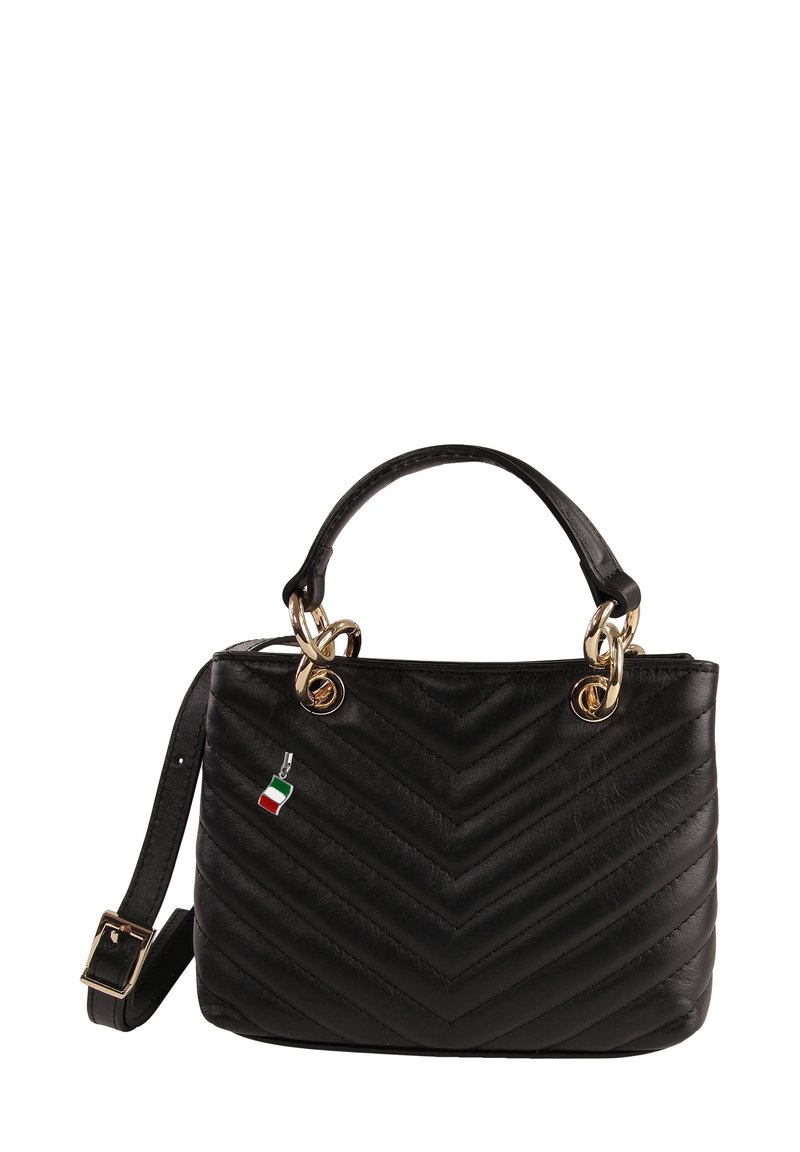 Zwarte, gewatteerde leren handtas met gouden hardware, bovenhandvat, verstelbare schouderriem en een kleine Italiaanse vlag charm aan de voorkant.