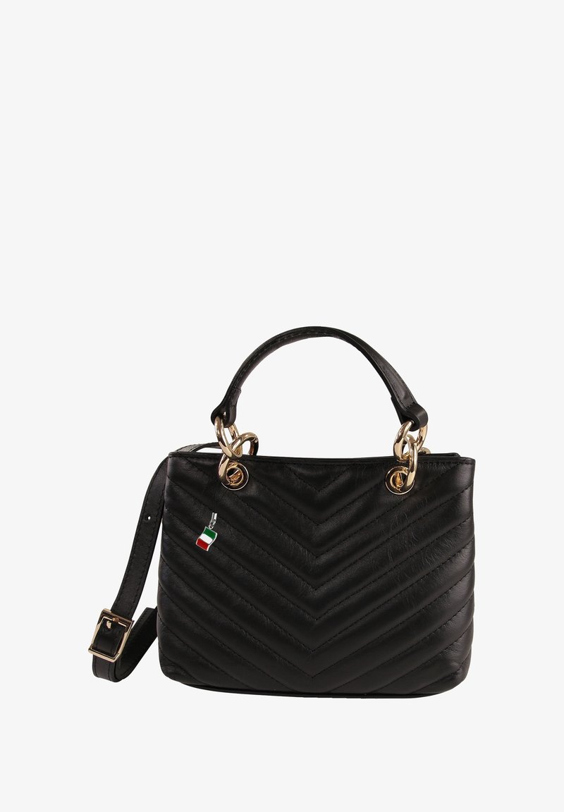 Zwarte, gewatteerde leren handtas met gouden hardware, bovenhandvat, verstelbare schouderriem en een kleine Italiaanse vlag charm aan de voorkant.