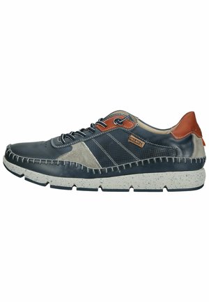 Zapato de cuero azul marino con detalles en ante gris, costuras decorativas, cordones redondos y suela de goma texturizada. El detalle del tacón en tono marrón claro realza el diseño.