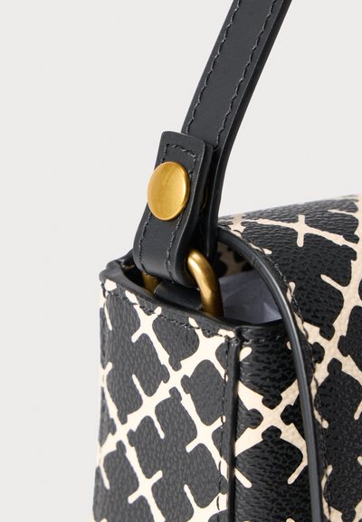 Μαύρη και εκρού υφασμάτινη τσάντα χειρός με γεωμετρικό μοτίβο, χρυσά μεταλλικά στοιχεία και δερμάτινο λουρί με κούμπωμα κουμπί.