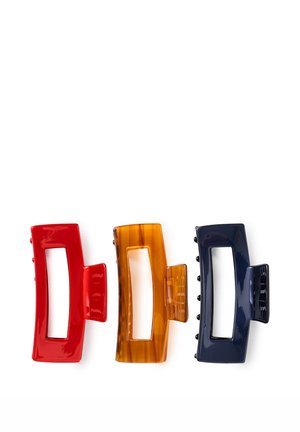 Tres clips de pelo rectangulares en rojo, ámbar y azul oscuro, dispuestos uno al lado del otro sobre un fondo blanco.
