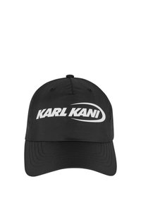 Svart baseballkeps i tyg med en framträdande vit logotyp "KARL KANI" på framsidan, med en böjd skärm och öljettdetaljer.