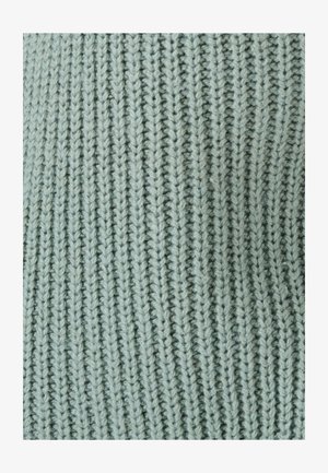 Tela de punto verde claro con una textura acanalada, que presenta líneas verticales uniformemente espaciadas y una apariencia suave y peluda.