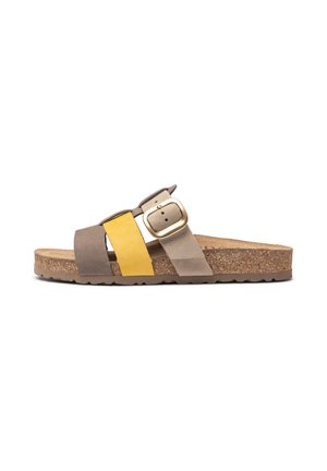 Infradito con suola in sughero, caratterizzate da cinturini in suede grigi, beige e gialli, fibbia dorata regolabile e suola esterna in marrone chiaro textura.