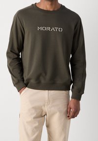 Olivgrön sweatshirt med ribbad halsringning och ärmslut, med en framträdande "MORATO"-logotyp tryckt i ljusgrått över bröstet.