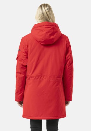 Rode geïsoleerde parka met capuchon, voorzien van een ritssluiting en drukknoopsluiting, zijzakken en een middellange lengte. Gladde textuur en duurzaam materiaal.