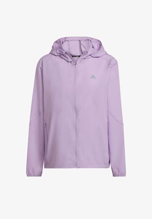Chaqueta deportiva de color púrpura claro con cierre frontal de cremallera, capucha y bolsillos laterales. Presenta acentos reflectantes en las mangas y el logo de la marca en el pecho.