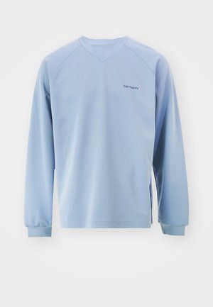 Svijetloplavi dugi rukav s V-izrezom, rebrastim manžetama i bočnim prorezima. Sadrži suptilan logotip na prsima. Izrađen od mekog materijala.