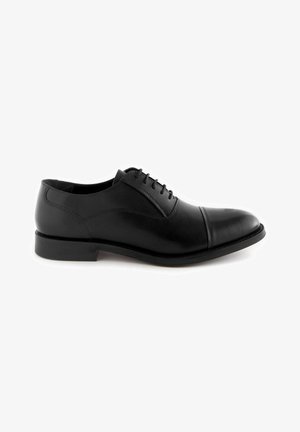 Chaussure de ville en cuir noir avec une finition lisse, bout rond, design à lacets et un détail de couture subtil sur le bout.
