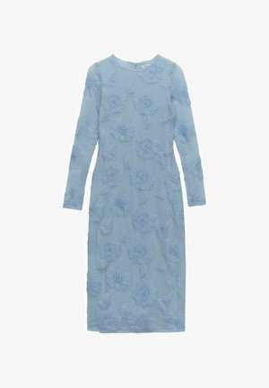 Robe bleu clair à manches longues, ornée de broderies florales sur l'ensemble, confectionnée dans un tissu transparent. Encolure ronde et design longueur genou.