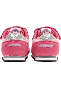 Różowe zamszowe sneakersy z szarymi akcentami, sportowymi sznurowadłami i gumową podeszwą. Zawierają logo marki na pięcie oraz fakturowany materiał.