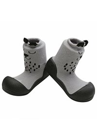 Botitas infantiles de tela gris con suelas de goma negras. Presentan un divertido diseño de cara de animal con orejas y patrones de puntos en el frente.