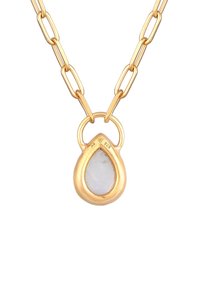 Collier en chaîne dorée avec un pendentif en forme de goutte d'eau comportant une pierre blanche translucide et une surface lisse et polie.