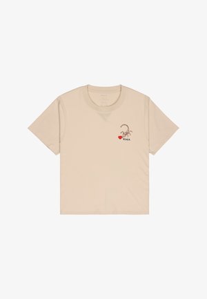 Beżowy t-shirt z krótkim rękawem z małą grafiką skorpiona trzymającego czerwone serce oraz napisem „RVCA” na lewej piersi.