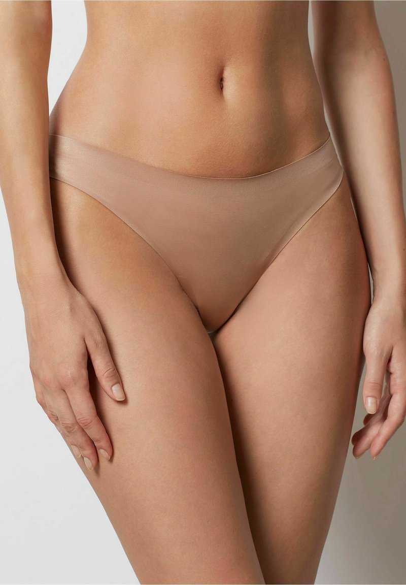 Nude naadloze bikini slipjes hebben een soepele, elastische tailleband, een ontwerp met minimale bedekking en een zachte textuur voor comfort.