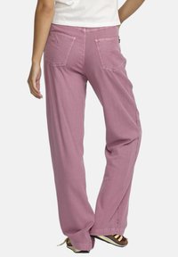 Roze katoenen wijde broek met een gladde textuur, voorzien van twee achterzakken en een relaxte pasvorm. Duidelijke stiksels en casual ontwerpelementen.