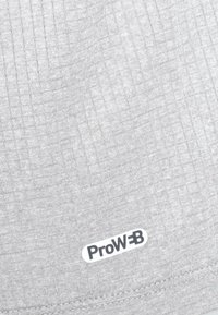 Grijze stof met een gestructureerd ruitpatroon en een zichtbaar ProW®B-logo in het zwart op een witte achtergrond. Accentstiksel langs de randen.