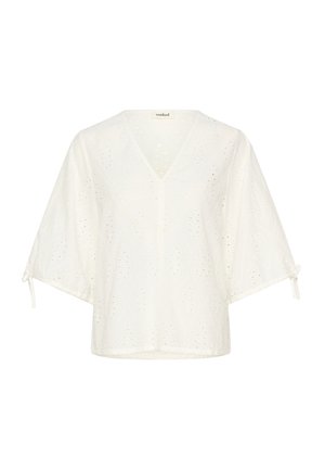 Biały top wykonany z lekkiego materiału, z dekoltem w kształcie litery V, rękawami typu nietoperz, wzorami z oczkami i wiązaniami na krawędziach rękawów.