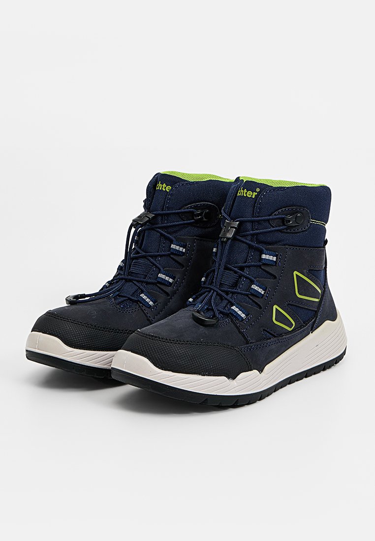 Kinderschuhe in Marineblau und Schwarz mit hohen Socken, limegrünen Akzenten und Schnellzugbändern auf weißen und schwarzen Sohlen.