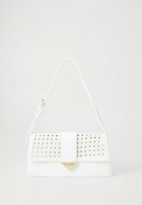 Weiße Handtasche mit einem geometrischen Mesh-Design auf der Vorderseite, mit einer glatten Textur, einer Klappenverschluss und goldfarbigen Metallakzenten.