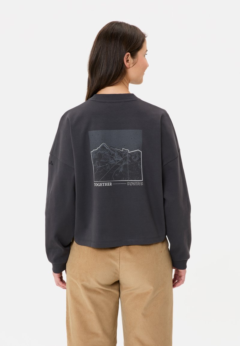 Sweatshirt grigio corto realizzato in tessuto morbido, con una stampa grafica di una montagna sul retro e la parola "INSIEME" sotto.