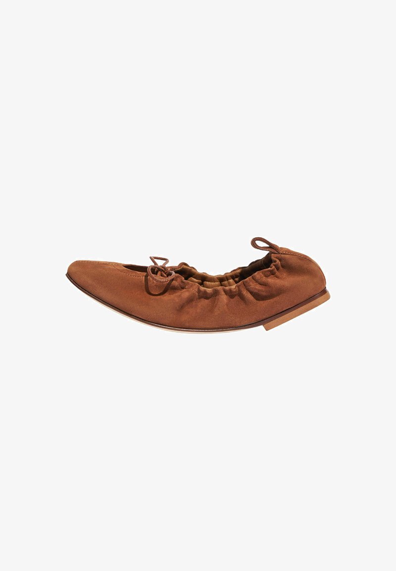 Scarpa piatta in suede marrone con punta affusolata, apertura elastica arricciata e piccolo tacco piatto. Design minimalista con accenti intrecciati.
