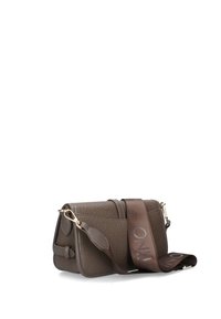 Borsa a mano in pelle marrone con texture, dalla forma strutturata, dotata di hardware dorato e una larga tracolla in tessuto con logo.