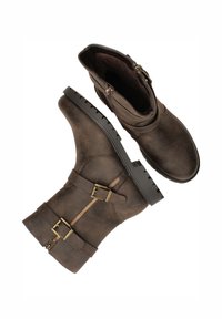 Bottines en cuir marron avec boucles et zips, finition texturée, semelle en caoutchouc, bout rond et détails de couture robustes.