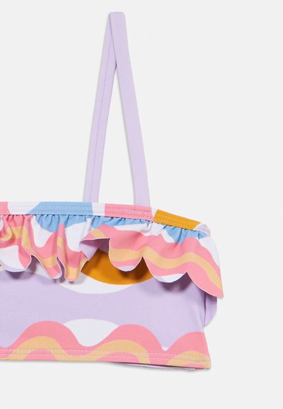 Haut de bikini lavande avec des motifs ondulés roses, orange, blancs et bleus, bordure à volants et bretelles fines lavande.