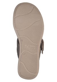 Helle braune Schuhsohle mit strukturiertem Muster. Verfügt über geschwungene Rillen und ein Logo mit der Aufschrift "s.Oliver." Glattes, langlebiges Gummimaterial.