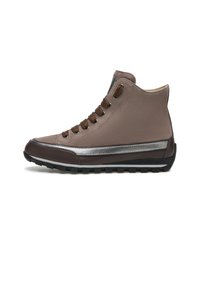 Scarpa alta in suede marrone con accenti metallici. Presenta lacci marroni, suola in gomma testurizzata e pannello grigio a contrasto sulla punta.